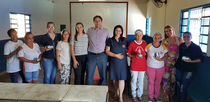 Prefeito Vinícius Barretos junto com os funcionários e diretora  da Escola Olínda Maria da Cunha 